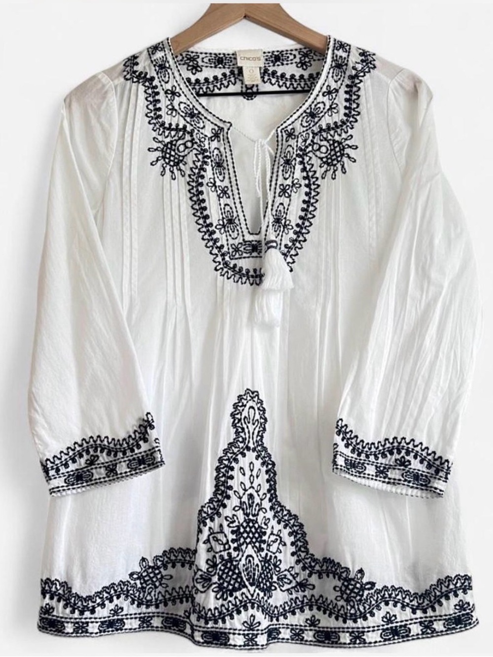 Chico’s White Embroidered Tunic Navy Trim Peasant Top Boho 3/4 Sleeve Coastal